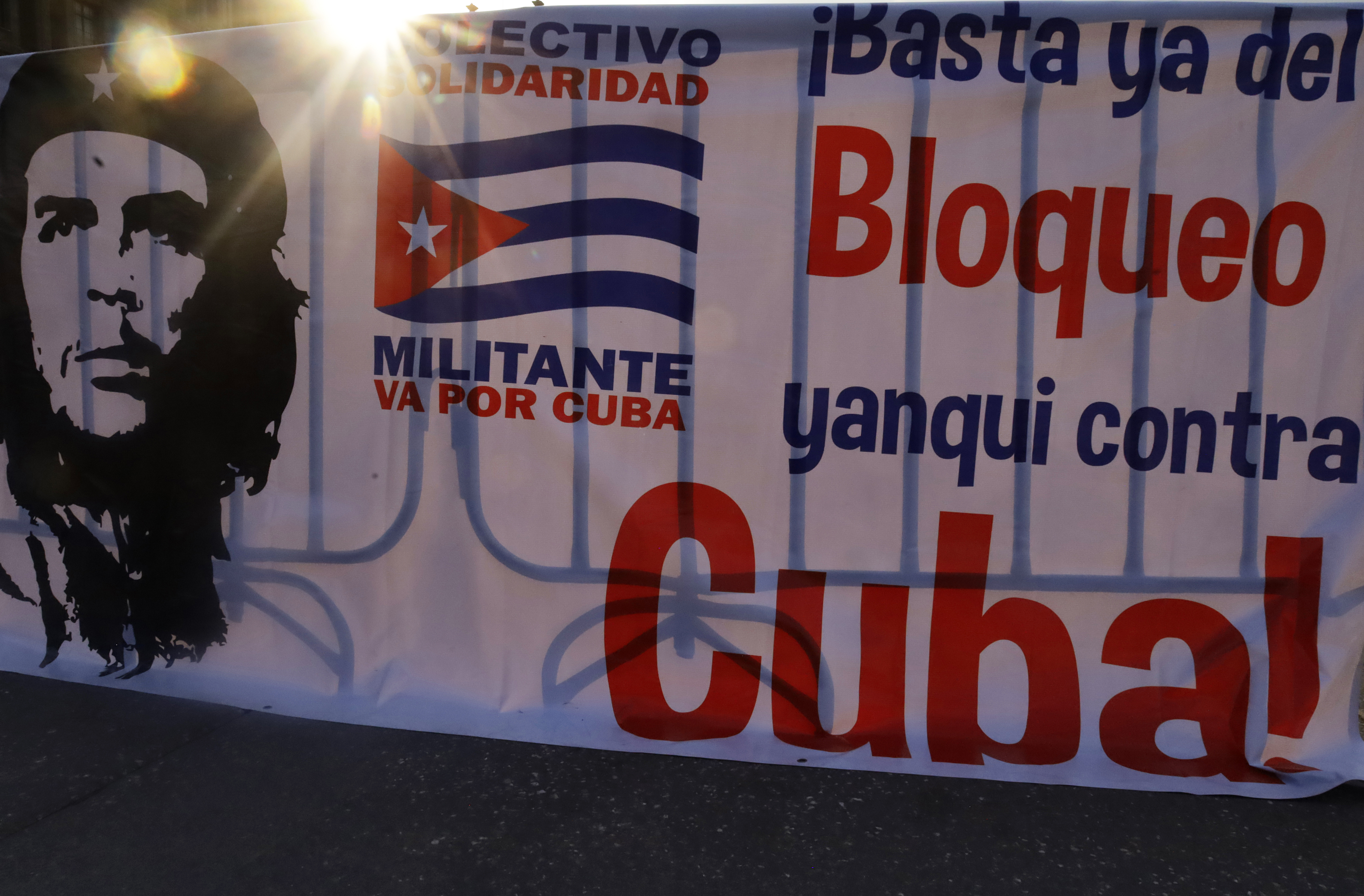 Centro de arrecadação das entidades Va Por Cuba e Associação José Martí recebe doações no Zócalo, na Cidade do México, em 14 de fevereiro de 2026, para envio de ajuda humanitária a Cuba