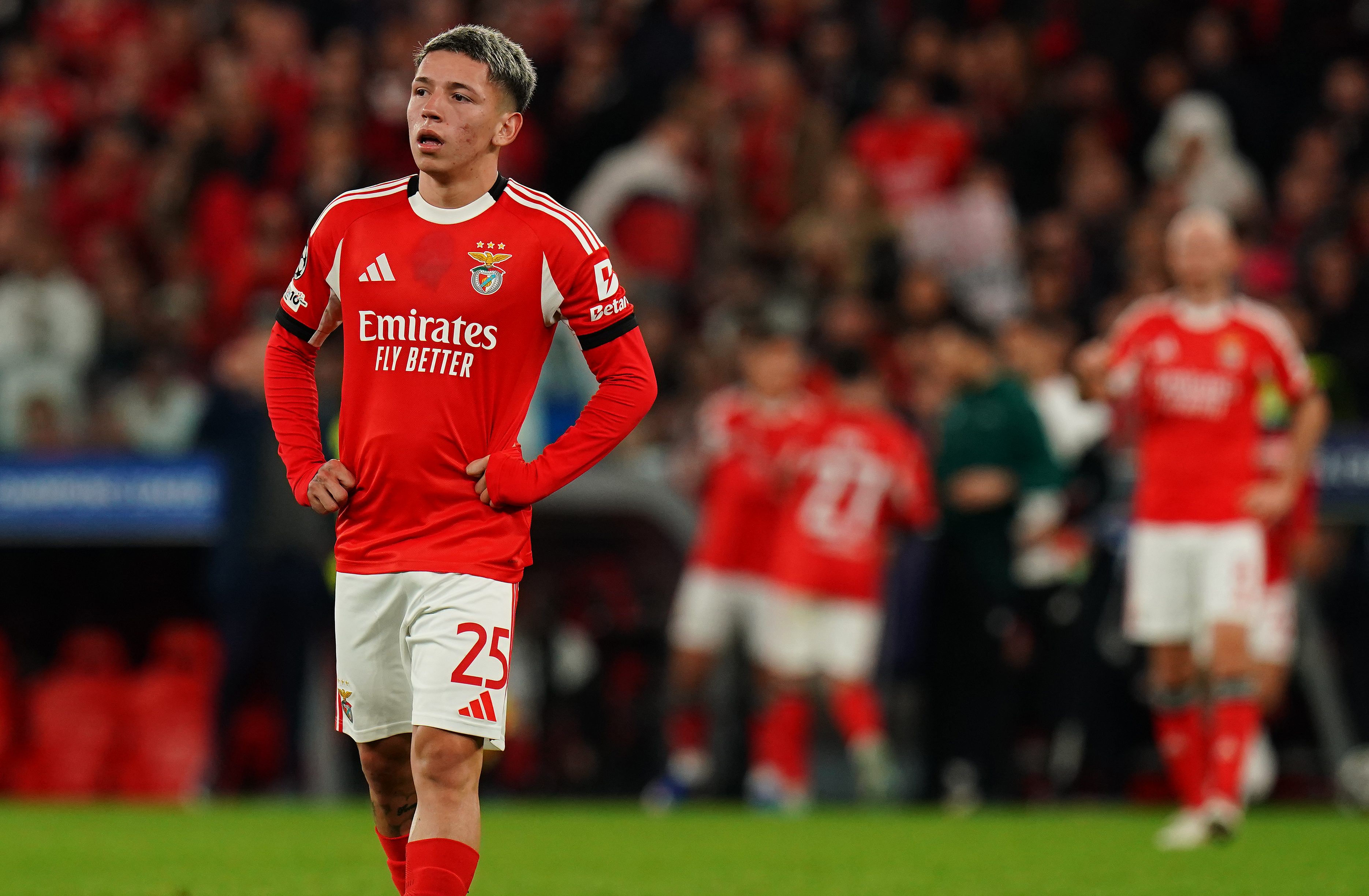 UEFA suspende provisoriamente Prestianni, do Benfica, acusado de racismo por Vini Jr.