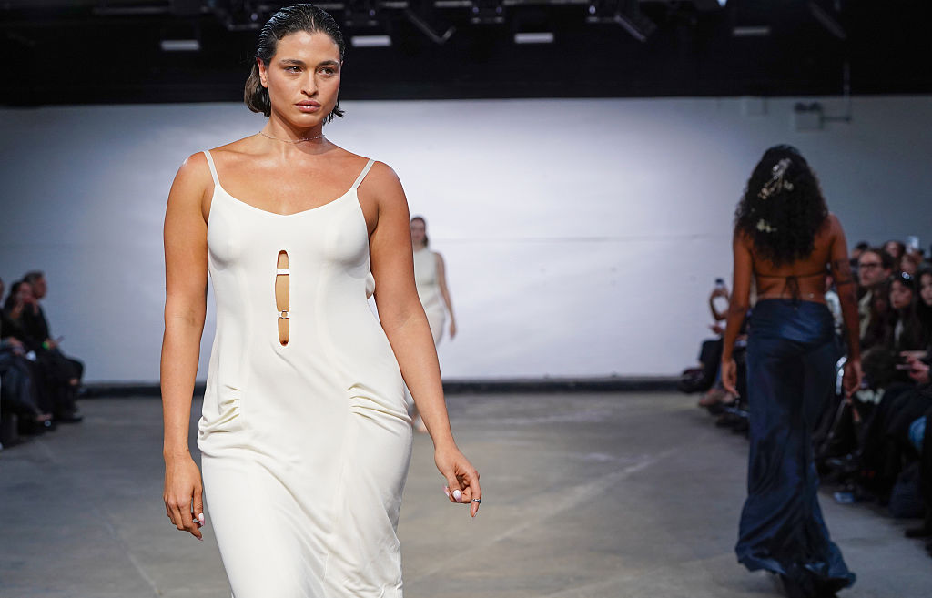 Desfile de Karoline Vitto na London Fashion Week: corpos reais em ode à diversidade