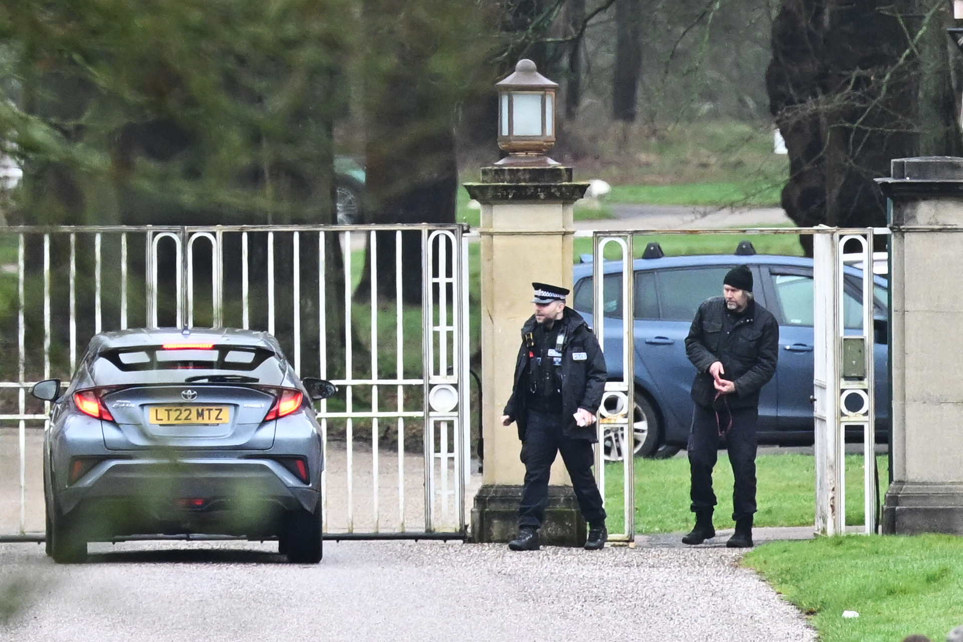 Escândalo Epstein: Polícia faz buscas no Royal Lodge, antiga mansão de Andrew