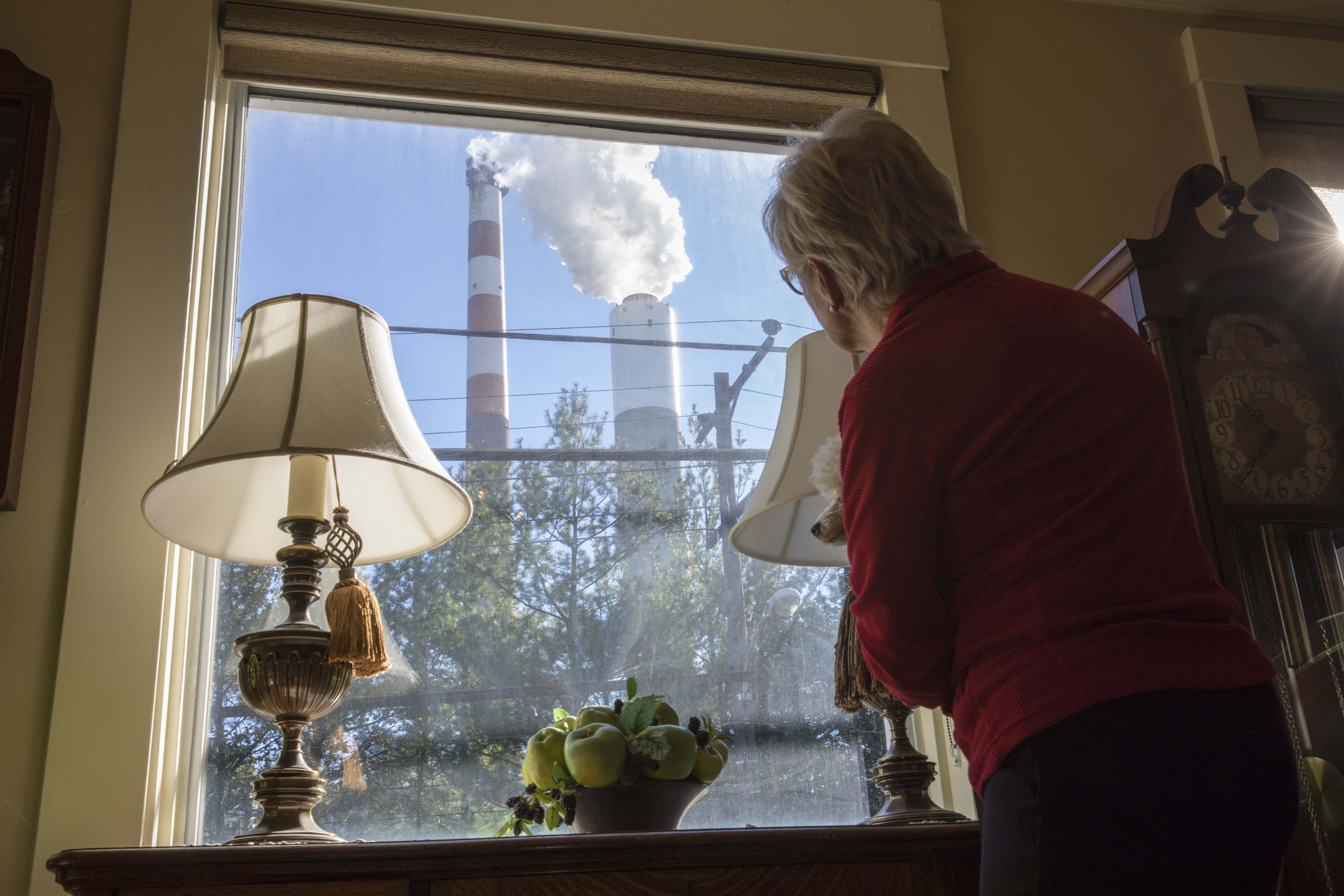 Moradora de Springdale, no estado da Pensilvânia, observa de casa a poluição de usina a carvão na vizinhança