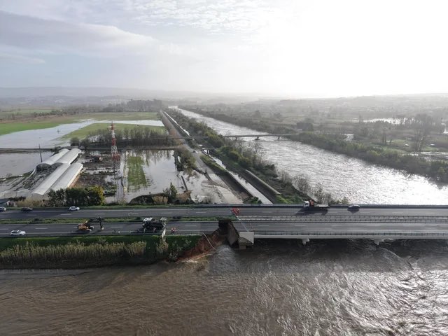 Vídeo: tempestades assolam Portugal, rompem barragens e enchente leva pedaço de rodovia