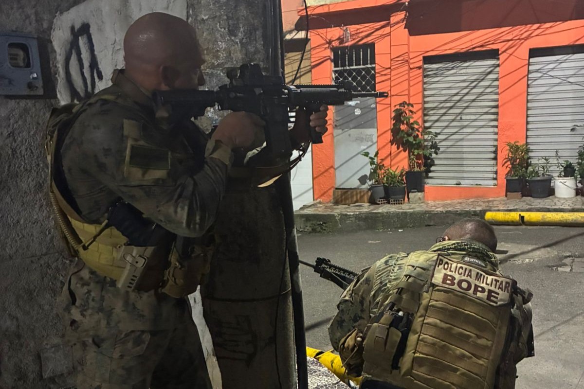 Policiais militares durante operação no Complexo da Maré, na Zona Norte do Rio de Janeiro. 26/02/2026