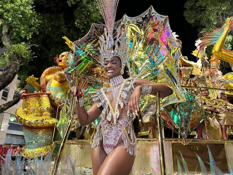 Antecessora de Juliana Paes, Erika Januza é ovacionada na Viradouro