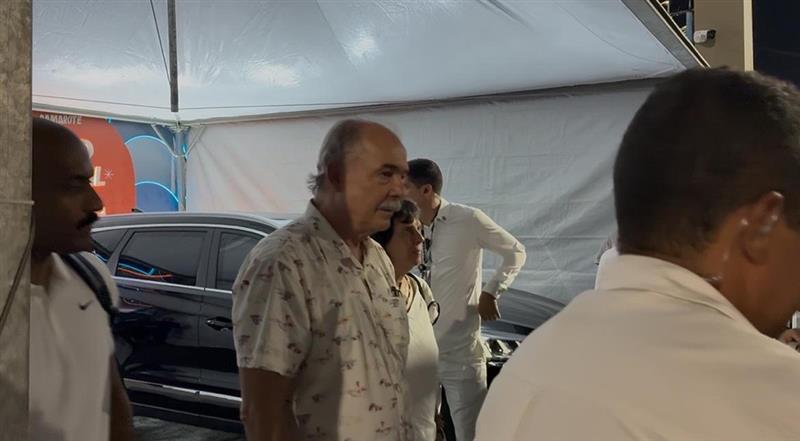 Os políticos que vieram assistir à homenagem a Lula na Sapucaí