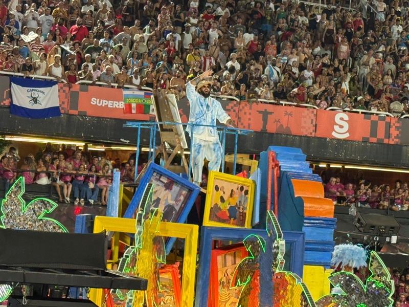 O artista que pintou uma tela ao vivo no desfile Vila Isabel