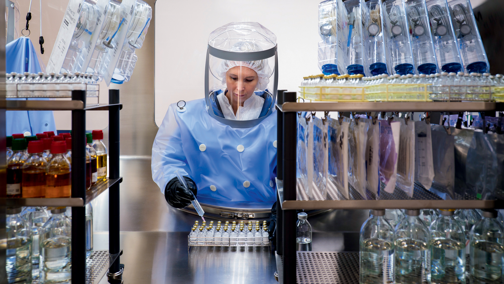 DEMANDA AQUECIDA - Do laborat&oacute;rio para a drogaria: a alta procura chegou a desabastecer mercados como o americano
