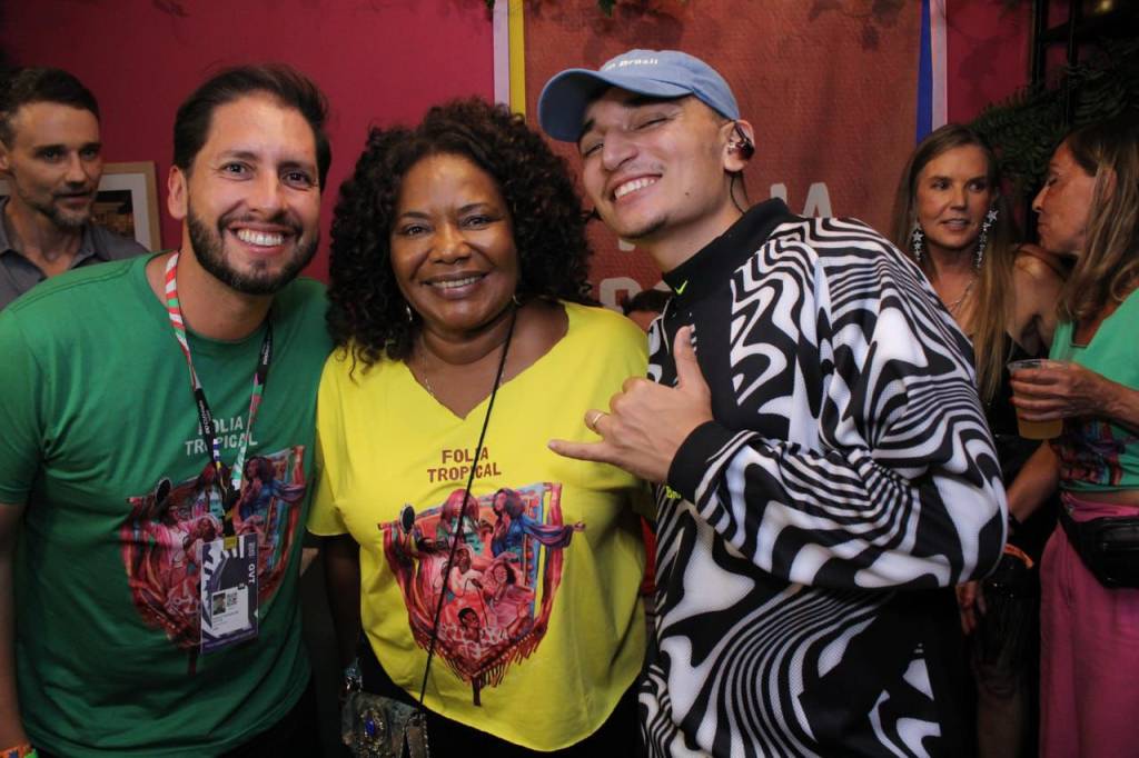 Margareth Menezes faz show no Desfile das Campeãs