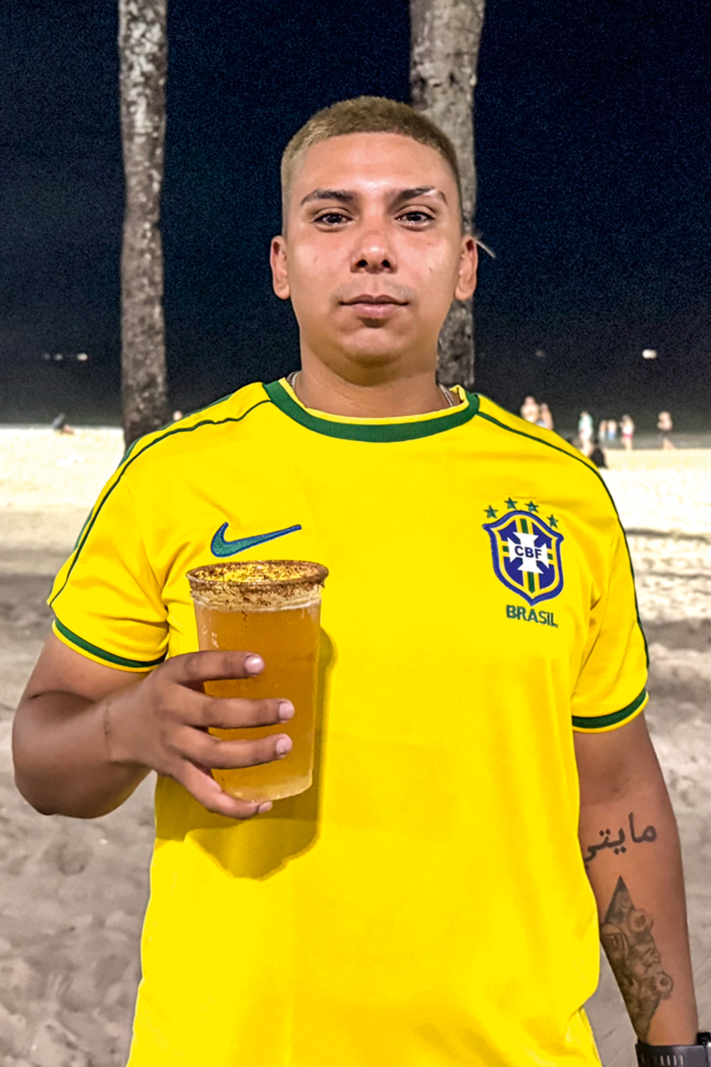 LIVRE, LEVE E SOLTO - Em sua primeira viagem ao Brasil com a mulher e a filha, Sebasti&aacute;n Flores, 28 anos, se encantou com o clima informal das areias de Copacabana, onde encontrou uma michelada: &ldquo;No meu pa&iacute;s, n&atilde;o posso nem sequer beber na rua&rdquo;, diz ele, que pretende voltar.