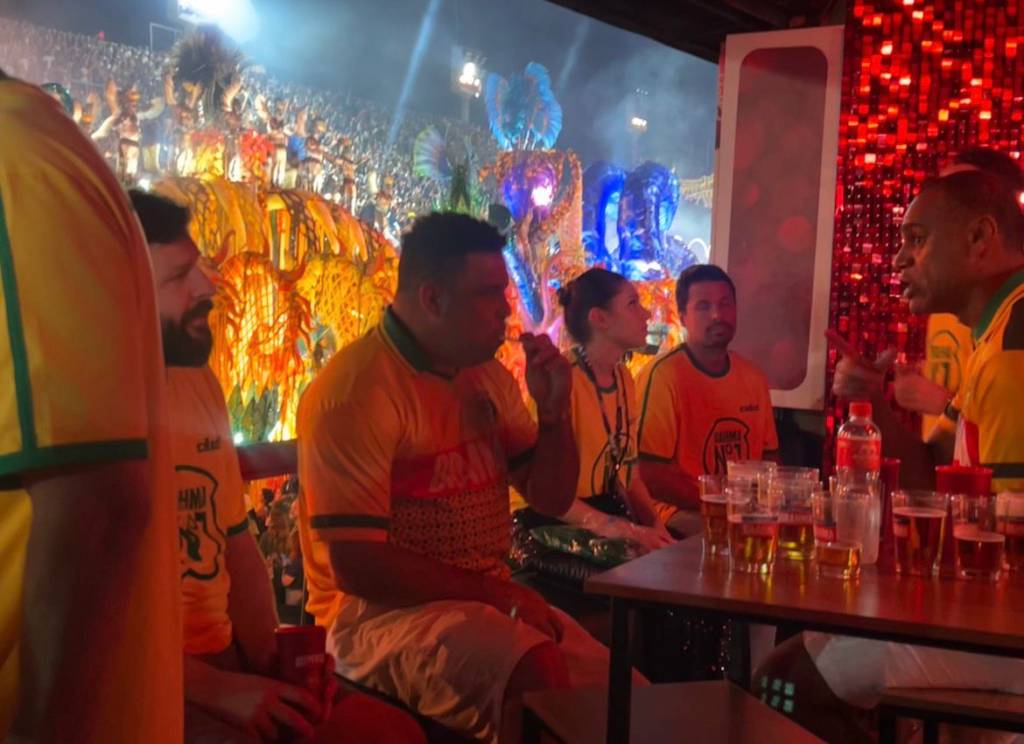 Ronaldo ‘ignora’ desfile em homenagem ao Lula na Sapucaí