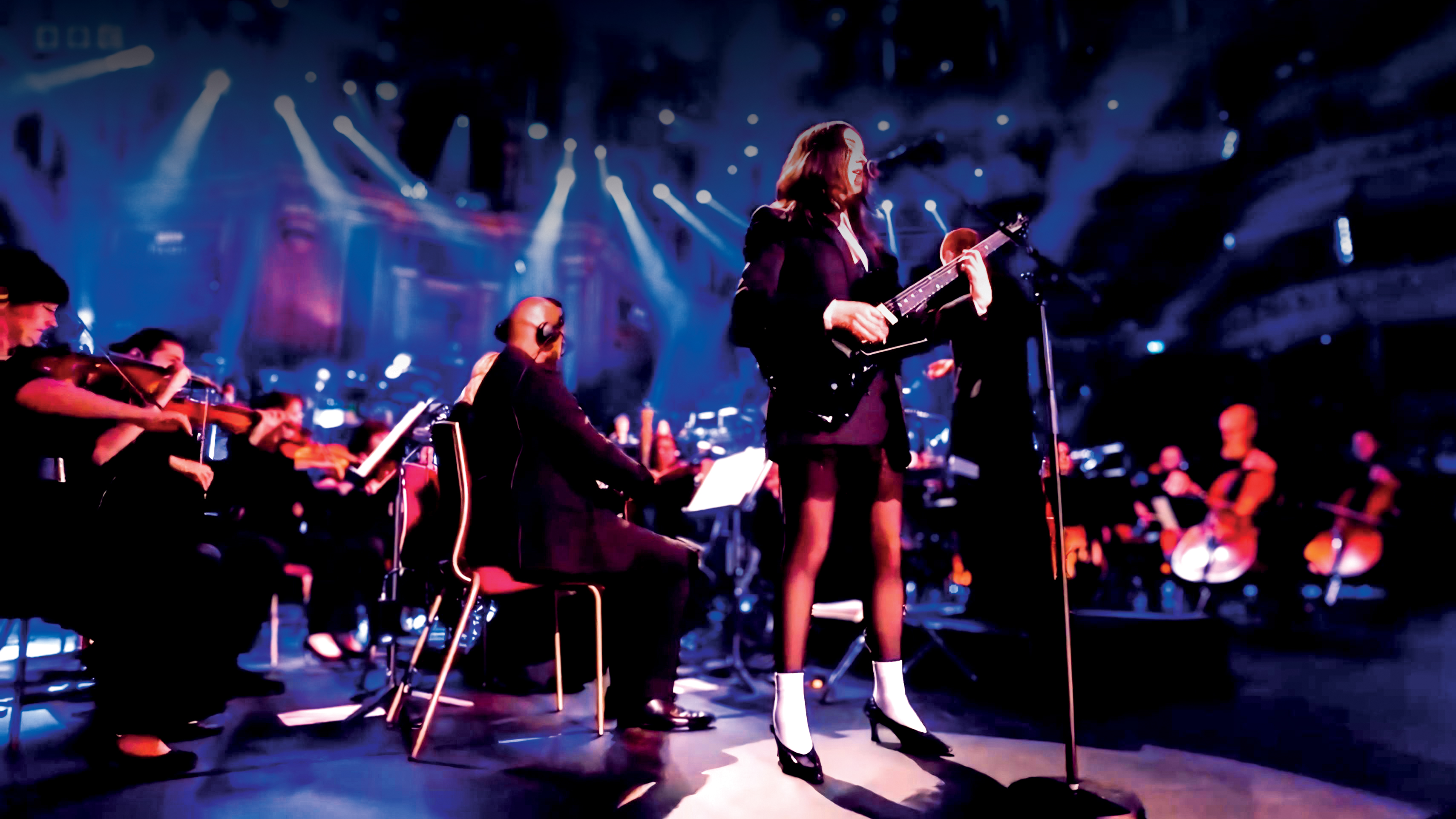 DOIS POR UM - St. Vincent no BBC Proms de 2025: festival mistura concertos com artistas de hoje