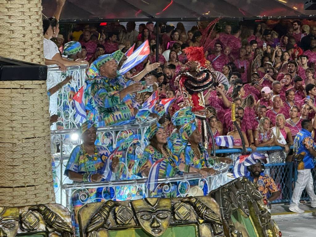 ‘Volta para Cuba’: integrantes da Tuiuti desfilam com bandeira de país