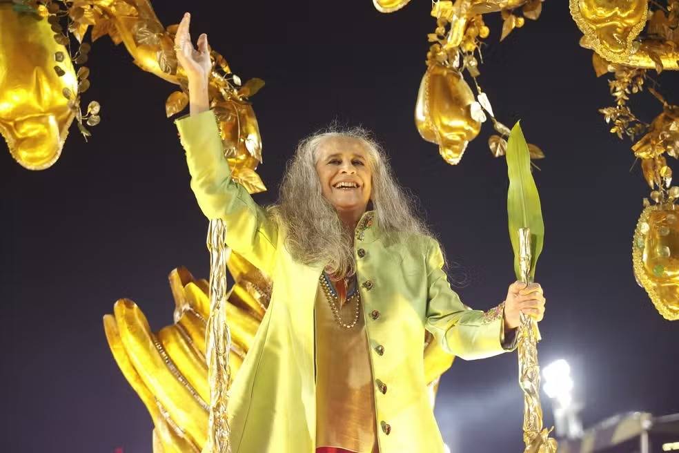 Vira-casaca, Maria Bethânia recebe Beija-Flor em casa
