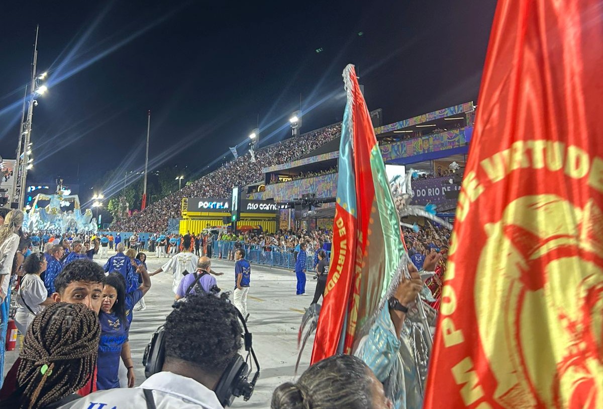 Carro de Velha Guarda da Portela tem problemas e abre buraco em desfile