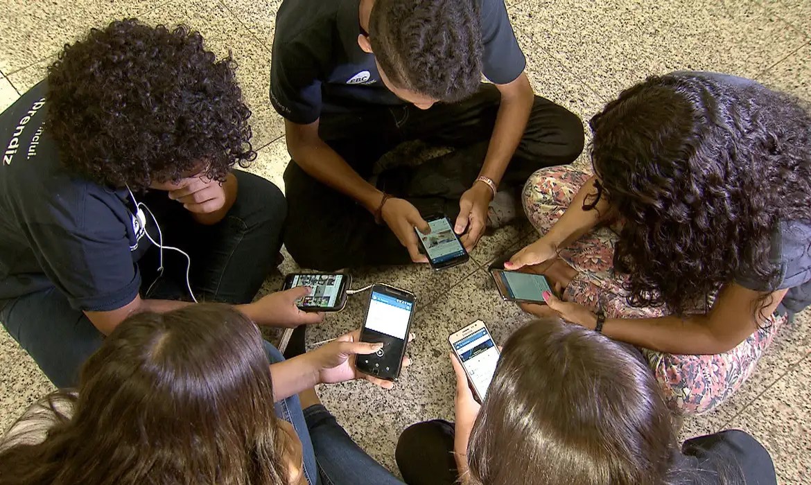 XP lança conta para crianças e adolescentes com acesso a investimentos na Bolsa
