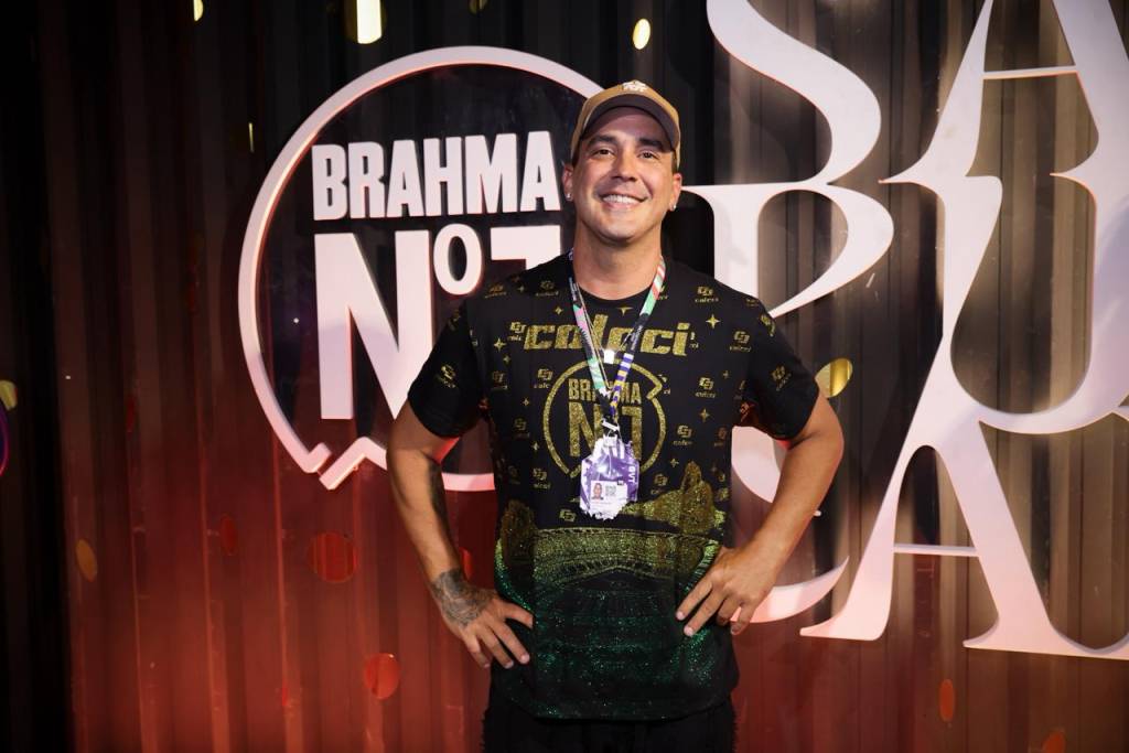 A bizarra explicação para André Marques surgir com credencial mordida