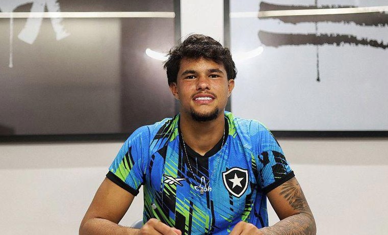 Filho de Eliza Samúdio assina primeiro contrato profissional no futebol