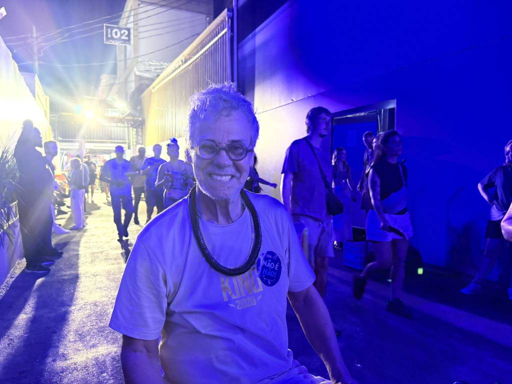 Carlinhos de Jesus expõe sequelas de doença na Sapucaí