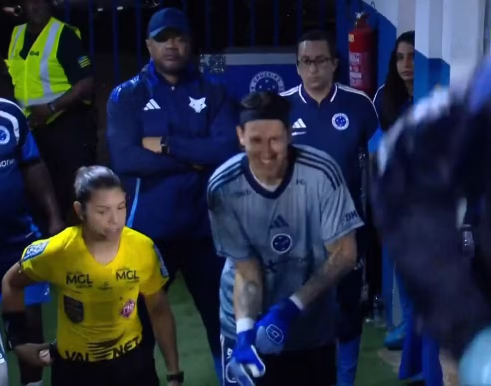 A paradinha inusitada de Cássio no meio do jogo do Cruzeiro