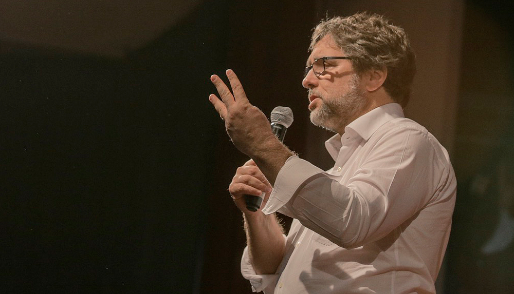 Fundador do Novo lança livro questionando funcionamento de partidos tradicionais