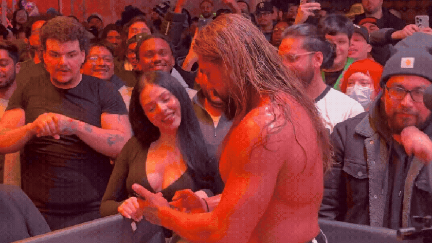 Lutador de wrestling acerta chute no rosto de mulher na plateia; veja o vídeo