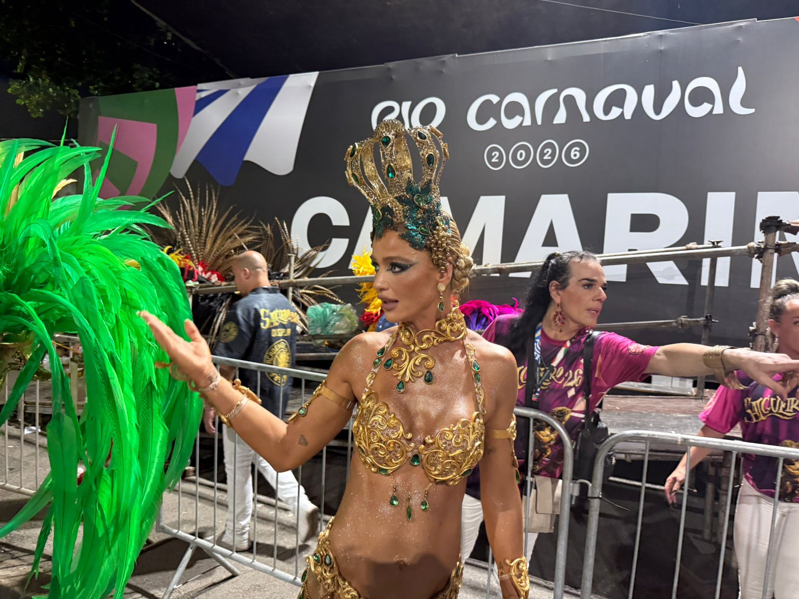 Mesmo proibido, Cintia Dicker não desgruda de vape na Sapucaí