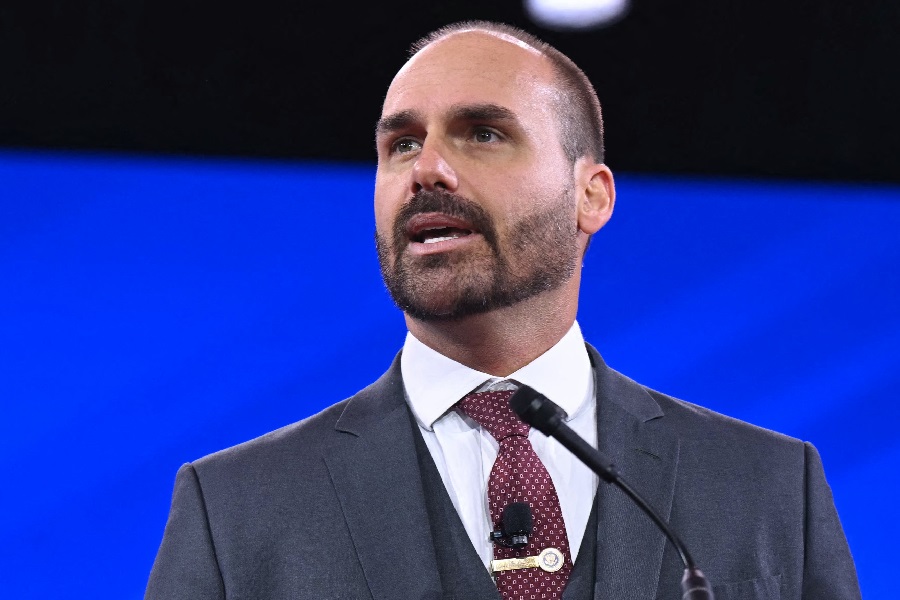 Eduardo Bolsonaro recebe green card do governo Trump