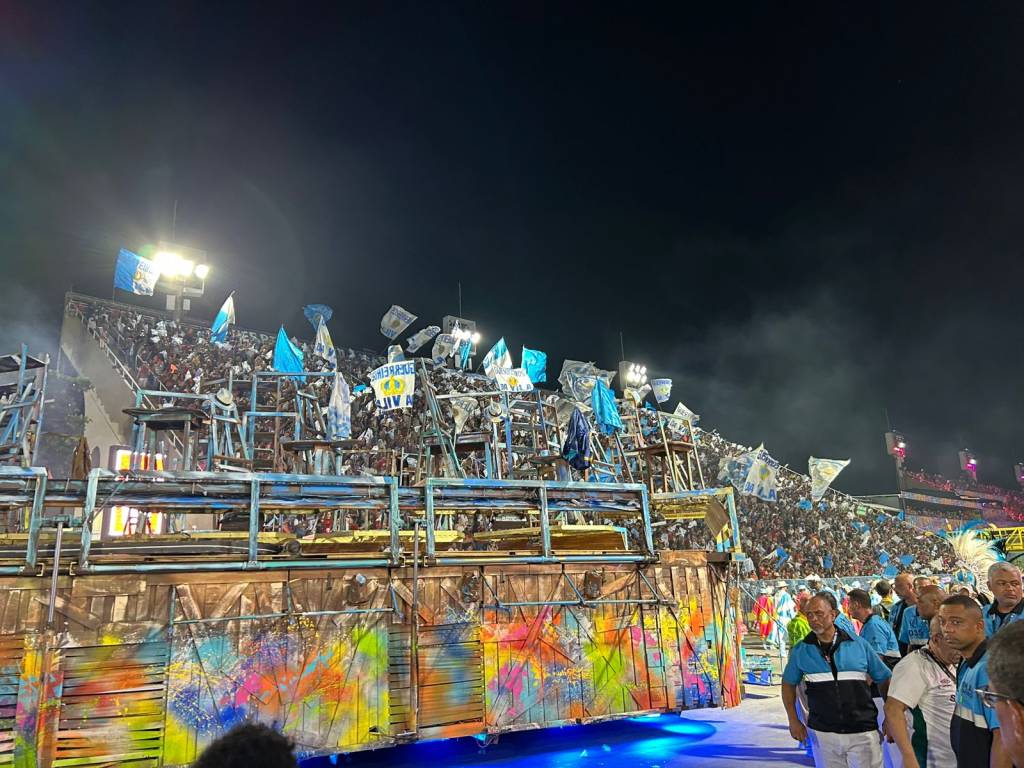 Vila Isabel entra na Sapucaí com pinta de campeã e celebra suas raízes