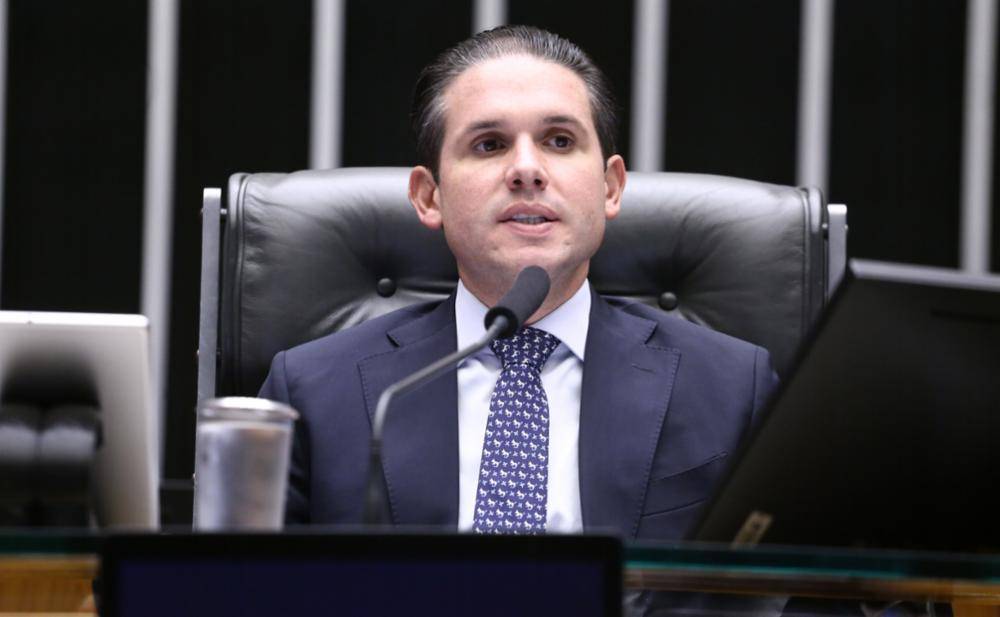 Recesso junino dá respiro a Motta após revelações sobre relação com Vorcaro