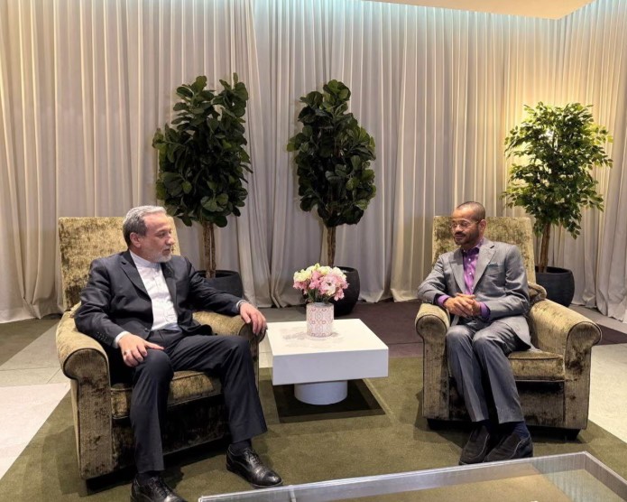Badr al-Busaidi, ministro das Relações Exteriores de Omã, e Abbas Araghchi, chanceler do Irã, durante encontro em Genebra, na quarta-feira, no início de mais uma rodada de negociações sobre o programa nuclear iraniano.