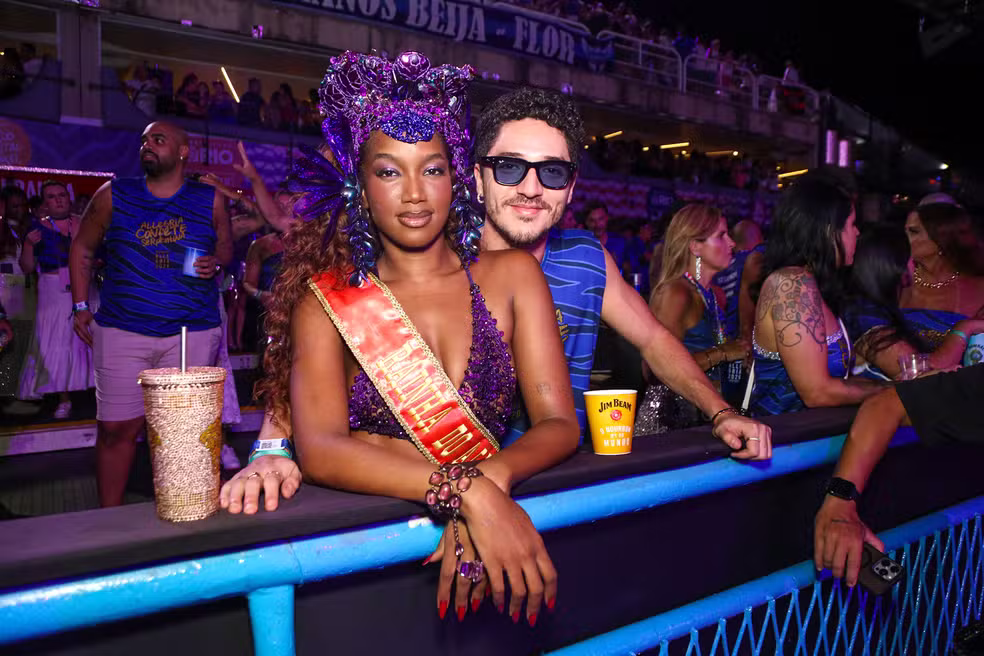 Iza assume novo namorado no carnaval
