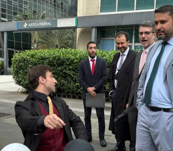 A reação de Léo Lins nas redes sociais ao saber que foi absolvido de condenação