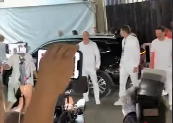 Lula ignora a imprensa ao chegar para desfile em sua homenagem na Sapucaí