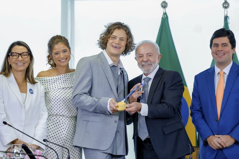 Lula recebe Lucas Pinheiro após ouro histórico nos Jogos de Inverno