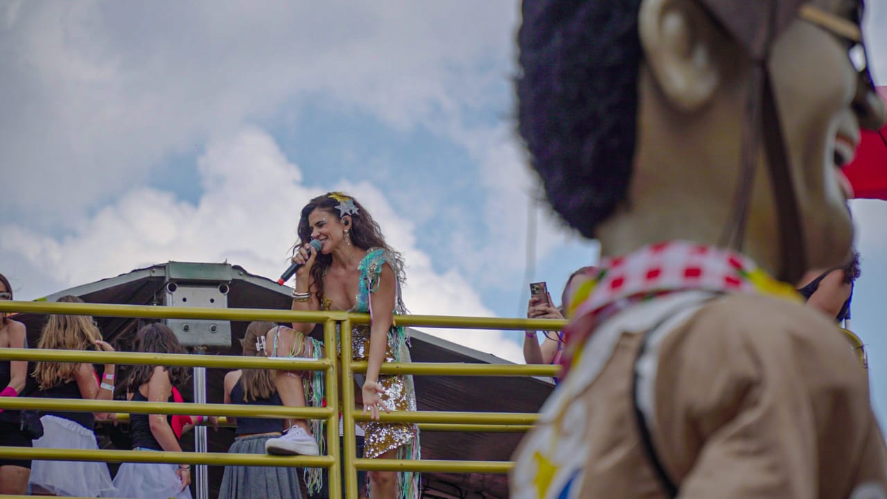 Mariana Aydar celebra os prazeres e os desafios de puxar um trio elétrico no Carnaval