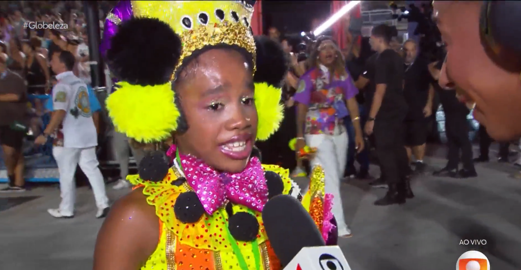 Mini integrante rouba a cena e emociona após desfile da Mocidade