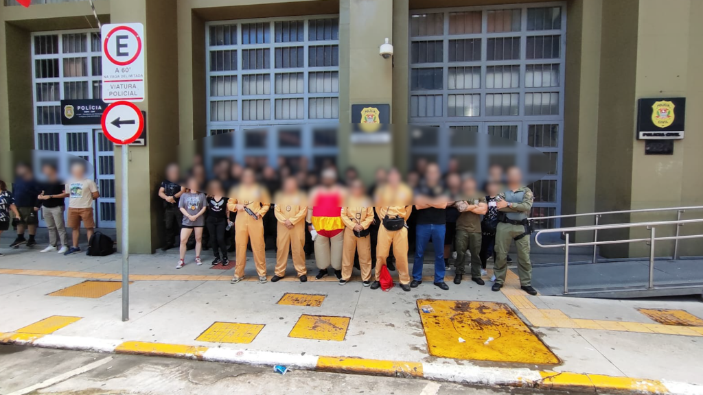 Policiais fantasiados de ‘Caça Fantasmas’ prendem suspeitos de furto no carnaval de SP