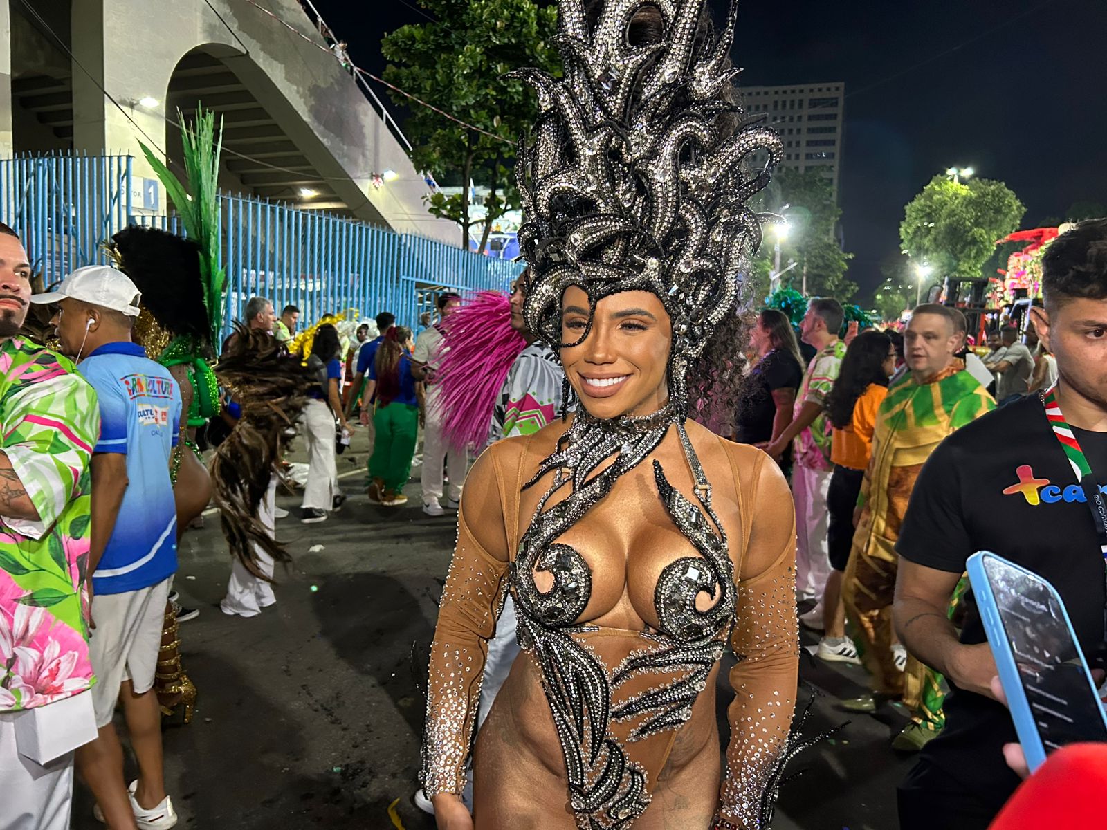 A crítica de Evelyn Bastos a famosas no posto de rainha de bateria