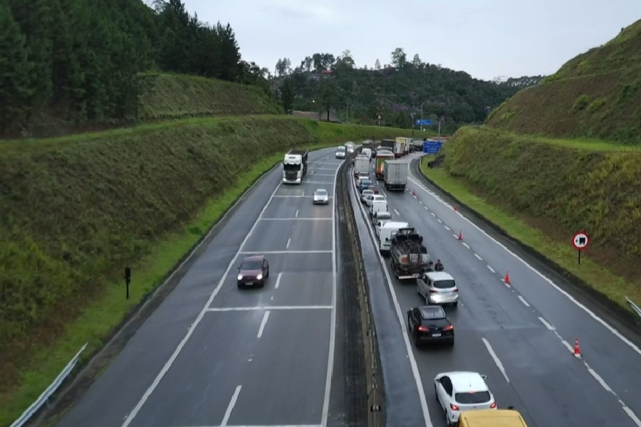Rodovia Tamoios est&aacute; interditada nesta segunda-feira, 23, em raz&atilde;o das fortes chuvas que atingem o litoral paulista