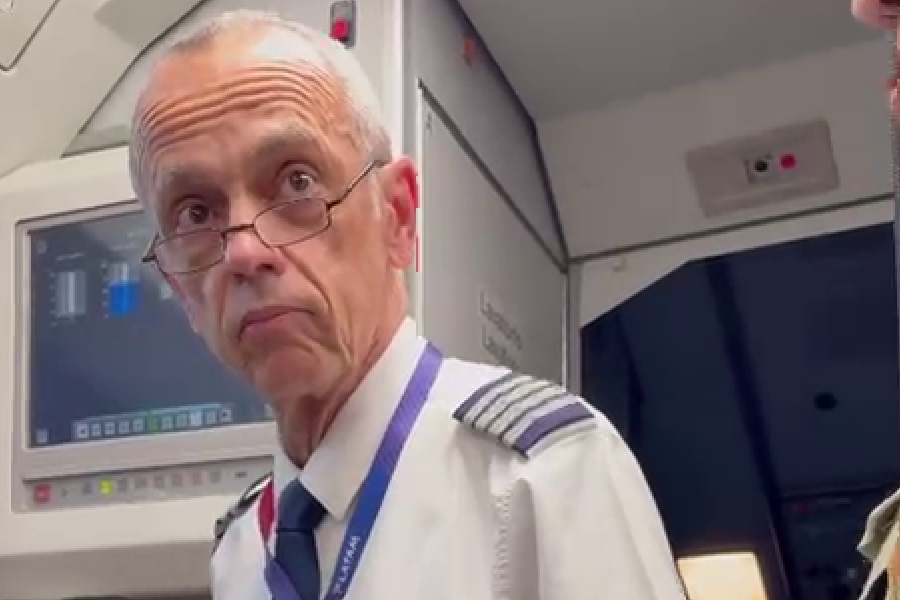 Vídeos: veja o momento em que piloto da Latam é preso dentro de avião sob suspeita de pedofilia