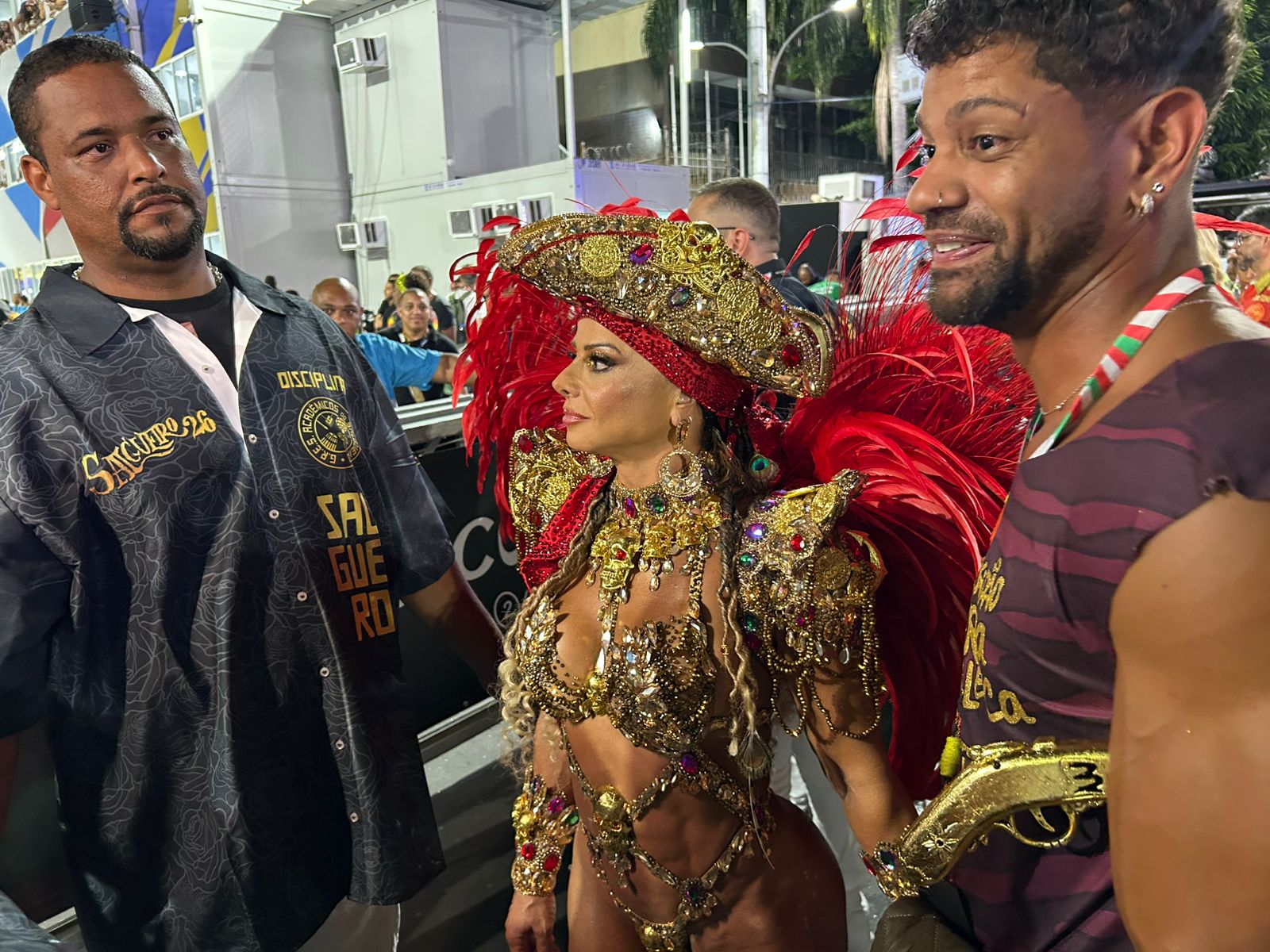 Viviane Araújo se pronuncia após invasão de musas em seu território