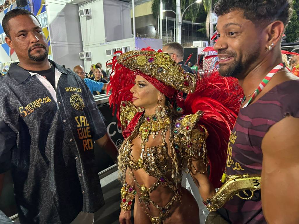 Viviane Araújo se pronuncia após invasão de musas em seu território