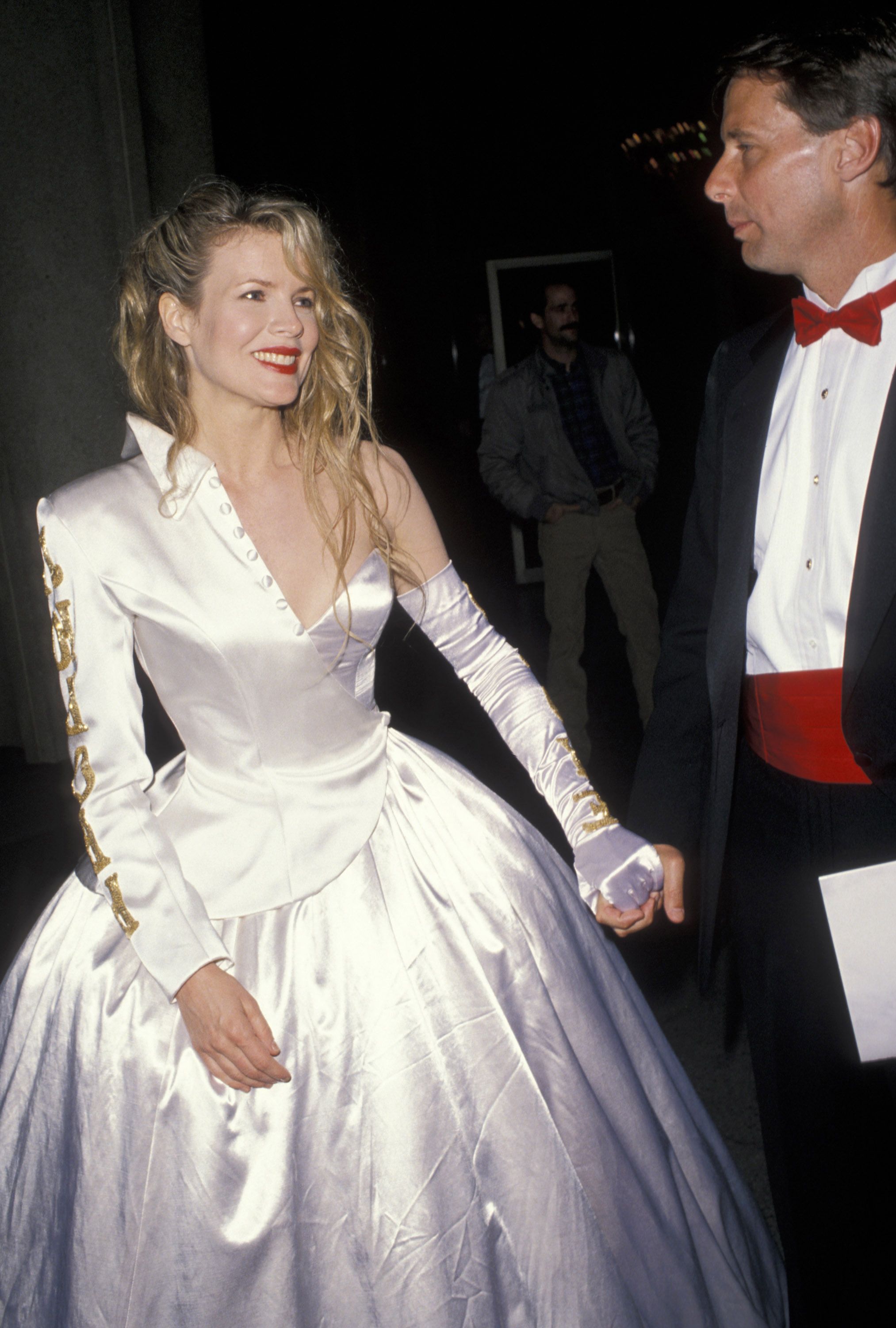Kim Basinger veste cria&ccedil;&atilde;o pr&oacute;pria no Oscar 1990