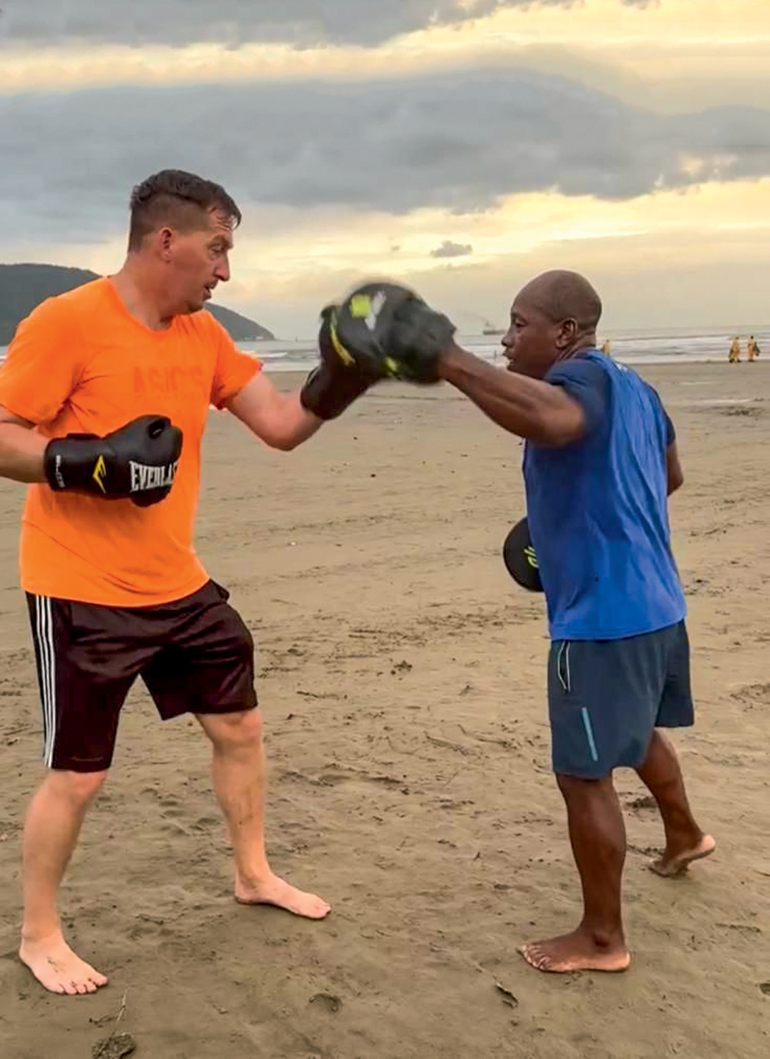 A LUTA DI&Aacute;RIA - Andreas Lau-Kuppen (&agrave; esq.): boxe na praia