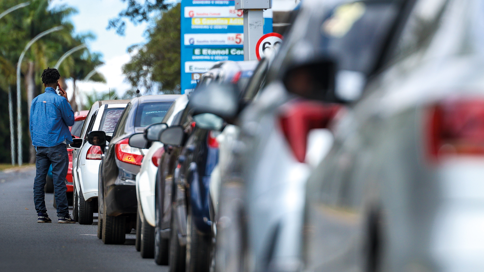 NA FILA - Carros em Brasília: temor de alta de preço provocou uma corrida aos postos