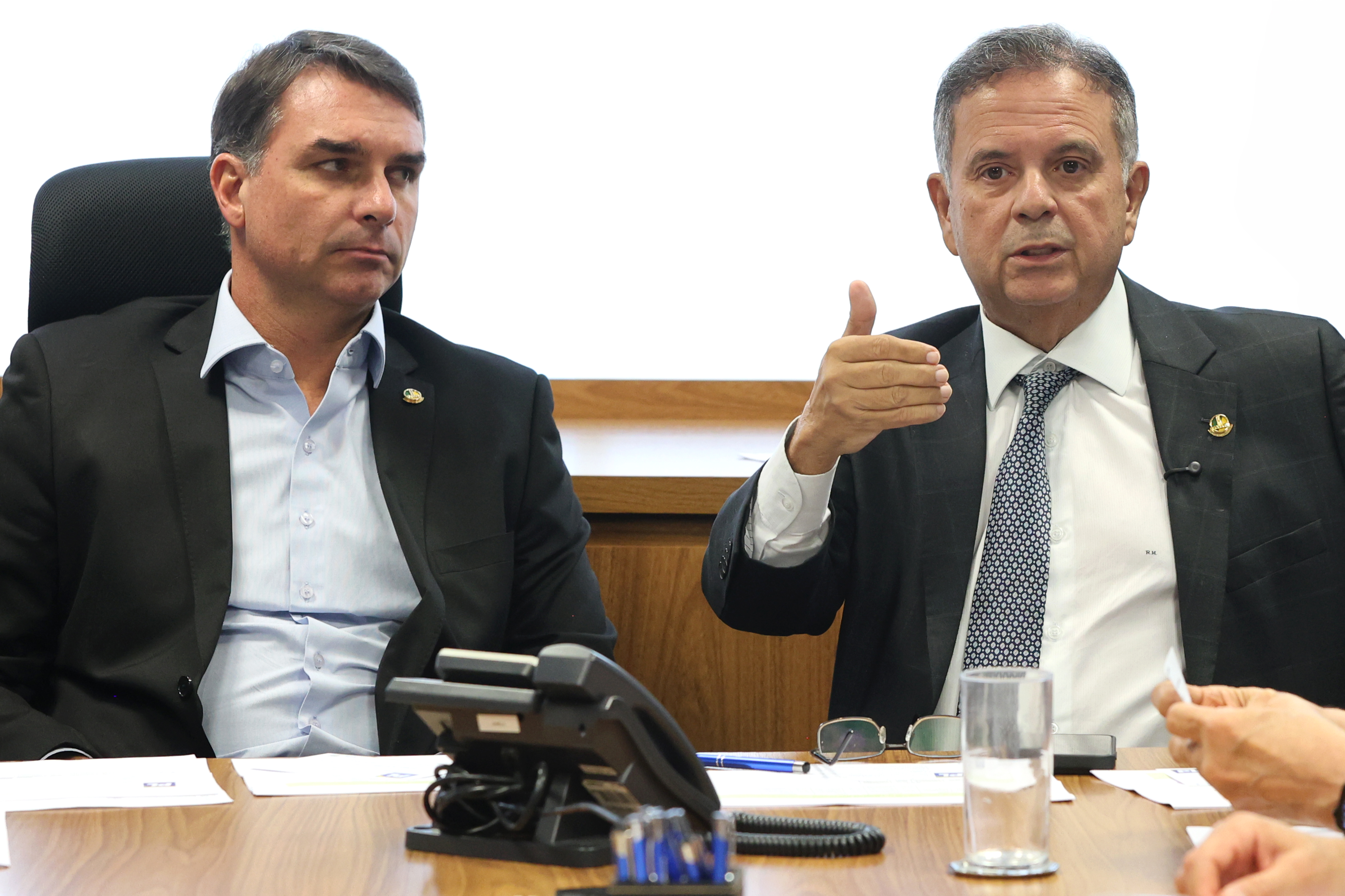 A justificativa do coordenador de campanha de Flávio para apoiar munições sem identificação