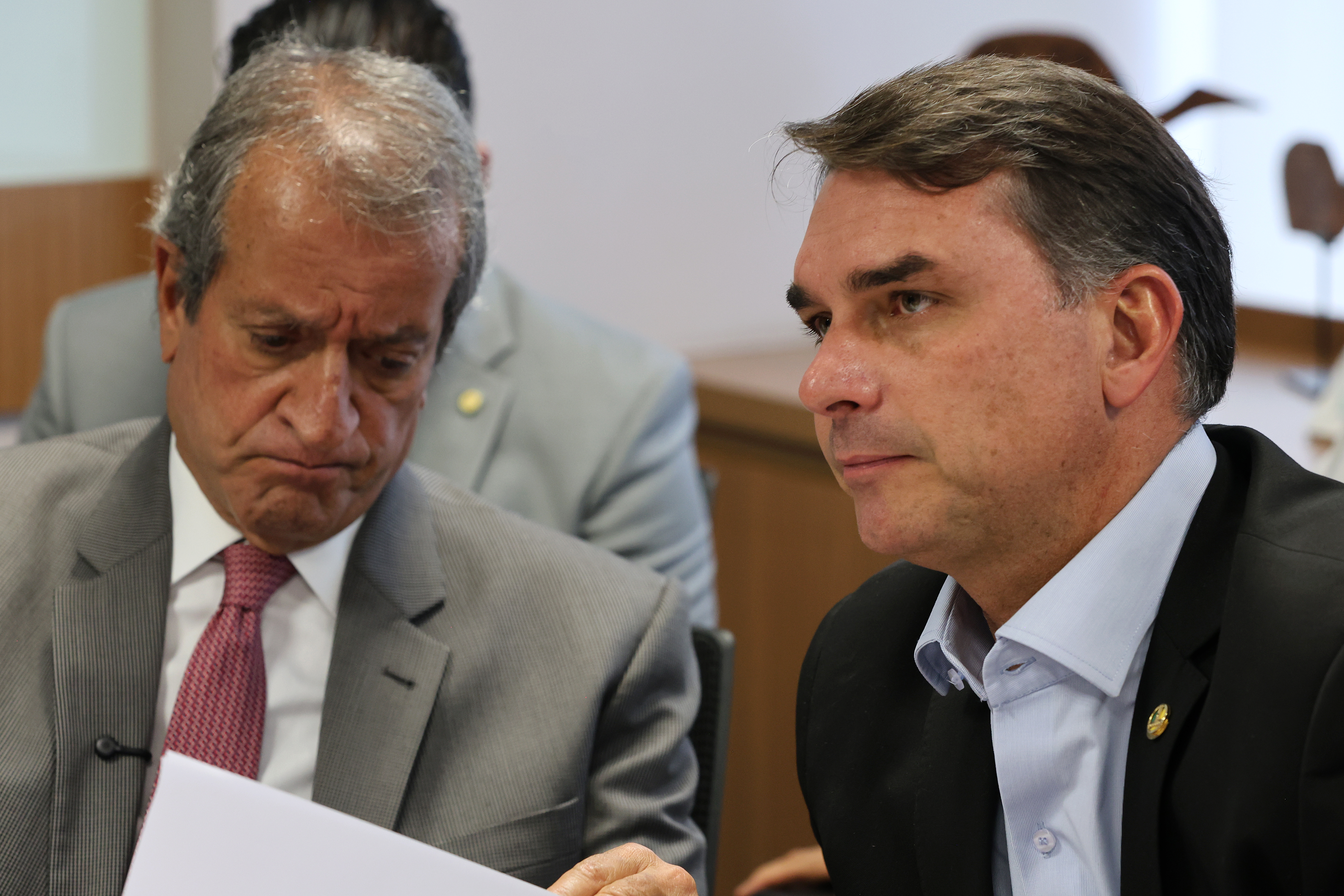 “Cada vez que abre a boca, arruma briga”: Valdemar vira furacão na campanha de Flávio