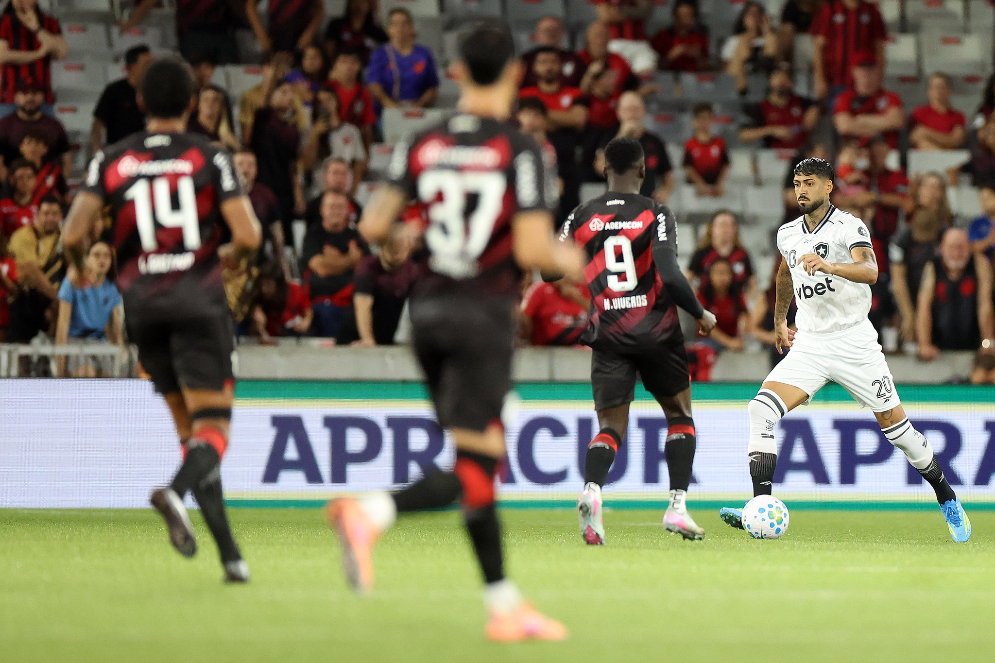 Gol relâmpago em Athletico-PR x Botafogo enlouquece torcedores nas redes sociais; entenda