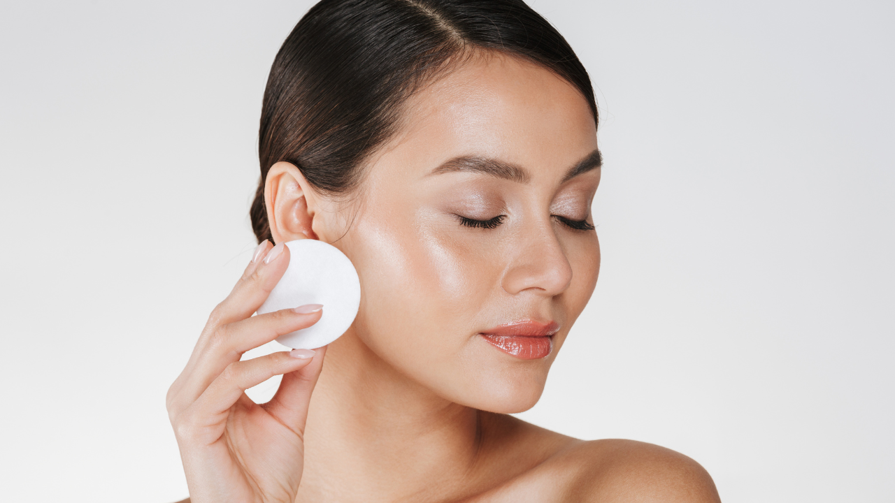 O que são as enzimas recombinantes, a nova aposta da estética para ‘desamassar’ a pele do rosto e do corpo