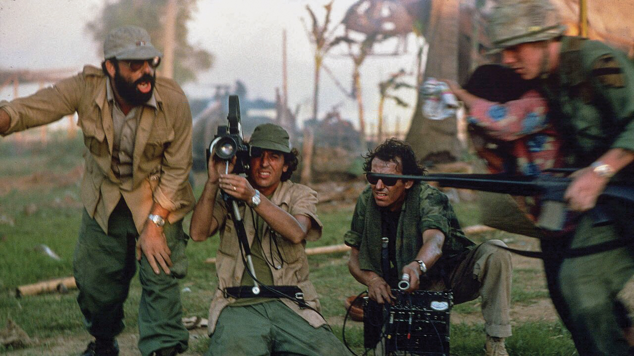 TURBULENTO -&ensp;Coppola (&agrave; esq.) nas filmagens de Apocalypse Now: g&ecirc;nio dif&iacute;cil